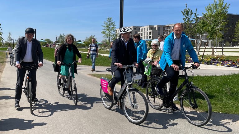 Eine Delegation um Verkehrsminister Winfried Herrmann weiht den Radschnellweg am BUGA-Gelände auf Spinelli in Mannheim ein (Foto: SWR)