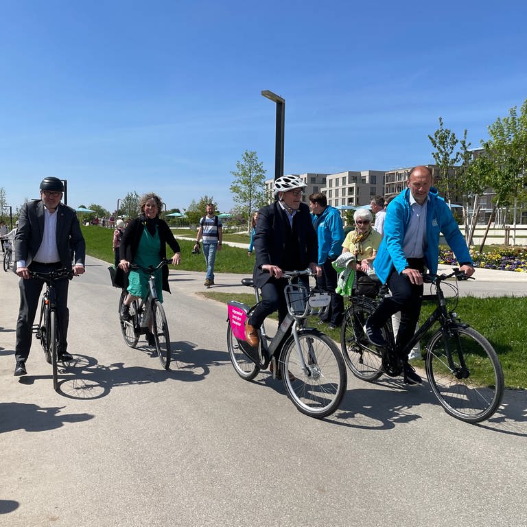 Eine Delegation um Verkehrsminister Winfried Herrmann weiht den Radschnellweg am BUGA-Gelände auf Spinelli in Mannheim ein (Foto: SWR)