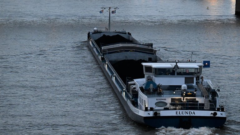 Ein Schiff beladen mit Steinkohle fährt auf dem Rhein bei Köln (Foto: dpa Bildfunk, picture alliance/dpa | Roberto Pfeil)