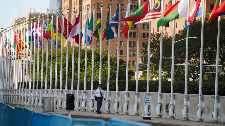 Flaggen vor dem Hauptquartier der Vereinten Nationen (Foto: dpa Bildfunk, XinHua | Wang Ying)
