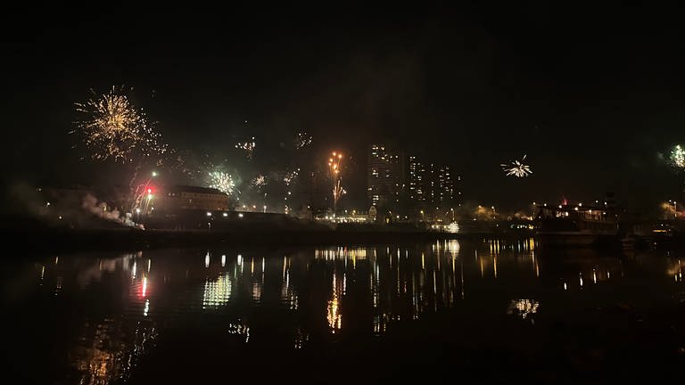 Die Mannheimerinnen und Mannheim begrüßen das Neue Jahr mit viel Feuerwerk. (Foto: SWR, SWR)
