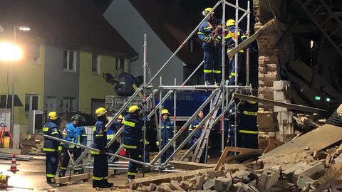 Die eingestürzte Wand einer Scheune in Billigheim wird von Rettungskräften durch ein Gerüst gestützt. (Foto: SWR, Friederike Kroitzsch)