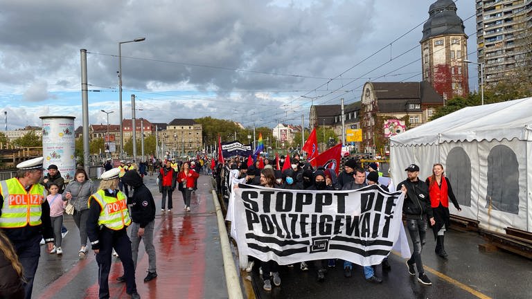 Rund 200 Menschen haben in Mannheim gegen Polizeigewalt demonstriert (Foto: SWR)