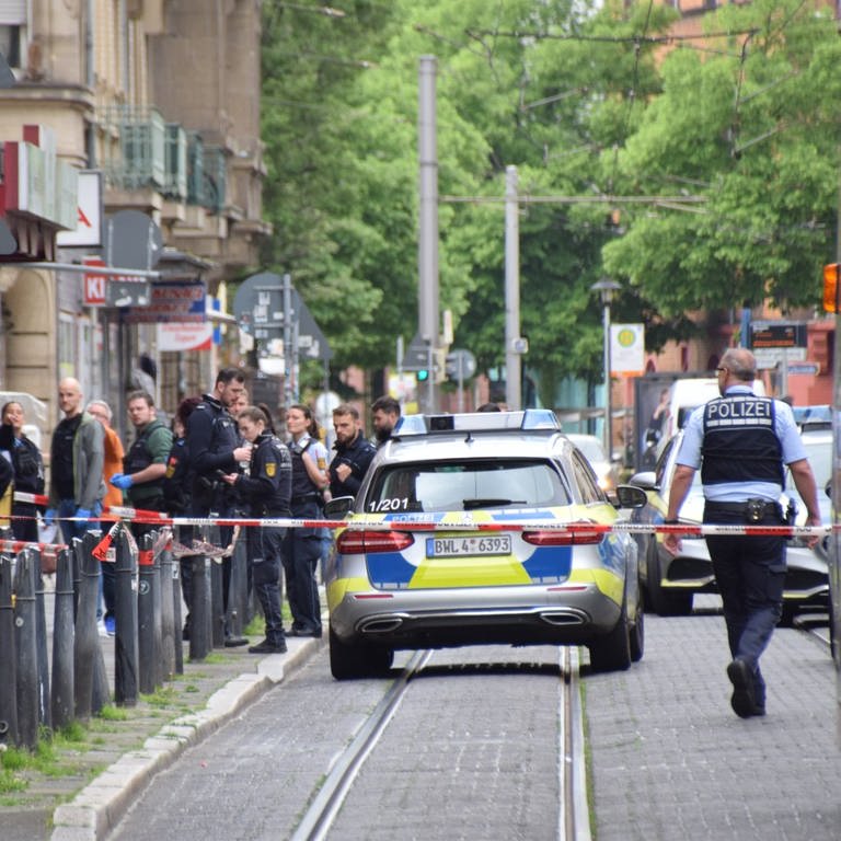 Im Bereich der Mittelstraße in Mannheim kam es zu Streitigkeiten, in deren Verlauf ein Mann eine Frau mit einem Messer verletzte. Aufgrund des Einsatzes der Rettungskräfte muss die Mittelstraße für den Fahrzeugverkehr gesperrt werden. 
