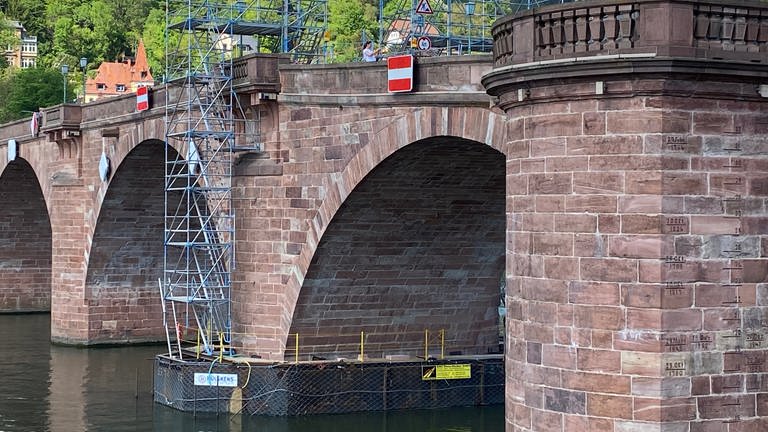 Alte Brücke in Heidelberg: Die Baustelle im Neckar von oben (Foto: SWR)