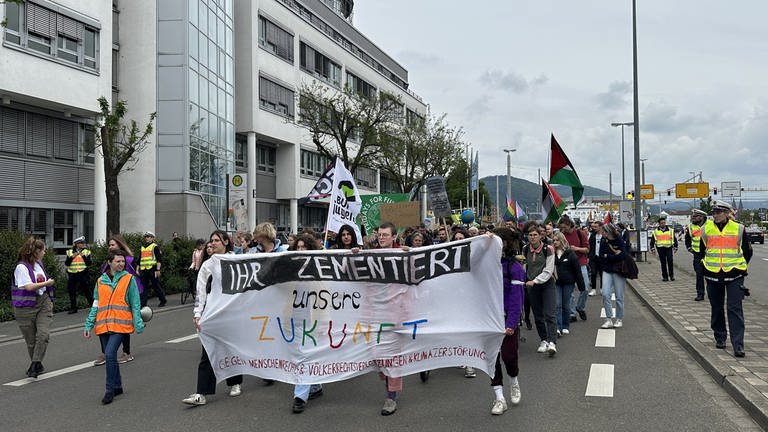 Klimaprotest-Zug u.a. von Fridays For Future anlässlich der Hauptversammlung von Heidelberg Materials durch Heidelberg (Foto: SWR)