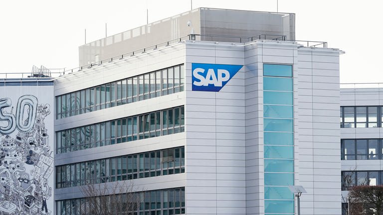 Ein Schild mit der Aufschrift „SAP“ steht auf einem Gebäude der Unternehmenszentrale (Foto: dpa Bildfunk, picture alliance/dpa | Uwe Anspach)