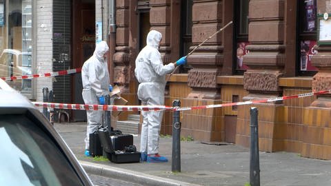 Ermittler untersuchen den Tatort an einem Café in der Mittelstraße in Mannheim (Foto: PR-Video)