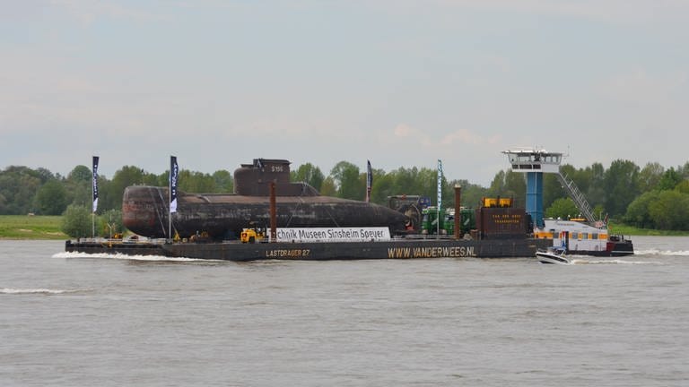 Das U-Boot für das Technikmuseum Sinsheim fährt auf dem Rhein. (Foto: SWR, Privat)