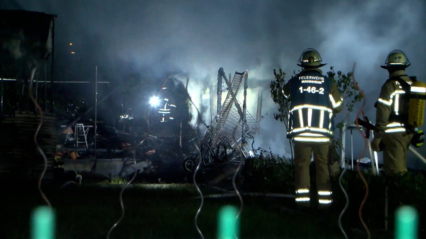 Aus bislang unbekannten Gründen haben mehrere Gartenhütten in Mannheim gebrannt. (Foto: Priebe/pr-video)