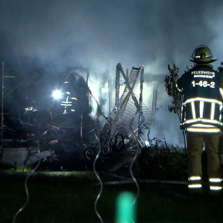 Aus bislang unbekannten Gründen haben mehrere Gartenhütten in Mannheim gebrannt. (Foto: Priebe/pr-video)