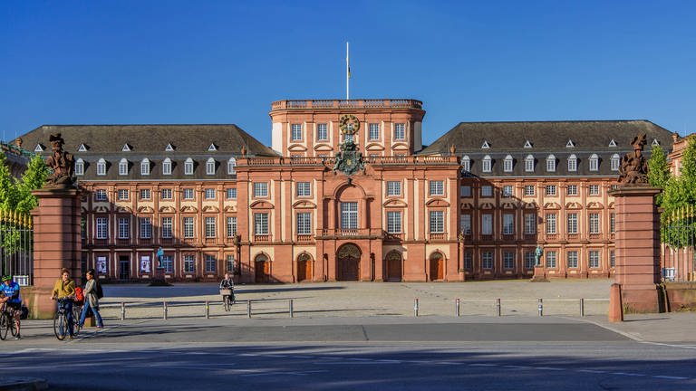 Ehrenhof mit Hauptportal des Mannheimer Schlosses (Foto: IMAGO, IMAGO / imagebroker)