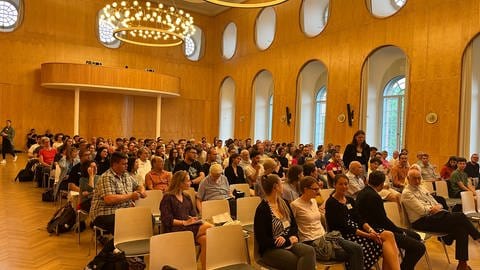 Rund 200 Interessierte waren bei der Podiumsdiskussion im Mannheimer Schloss dabei. (Foto: SWR)