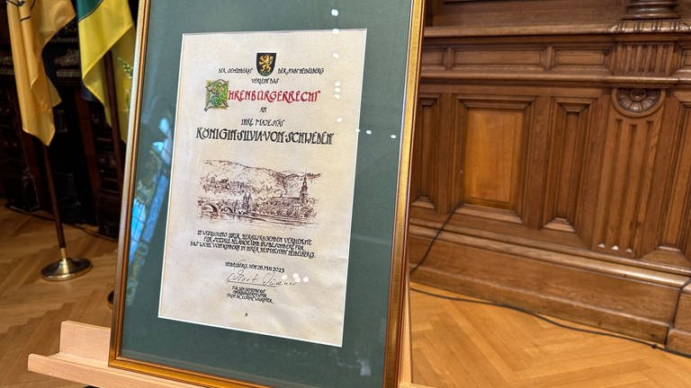 Die Urkunde im Heidelberger Rathaus steht bereit: Königin Silvia wird Ehrenbürgerin der Stadt Heidelberg. (Foto: SWR, Michaela Dymski)