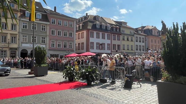 Rund 500 Interessierte haben sich nach SWR-Informationen bei der Ankunft von Königin Silvia auf dem Heidelberger Markplatz versammelt. (Foto: SWR, Judith Hüwelmeier)