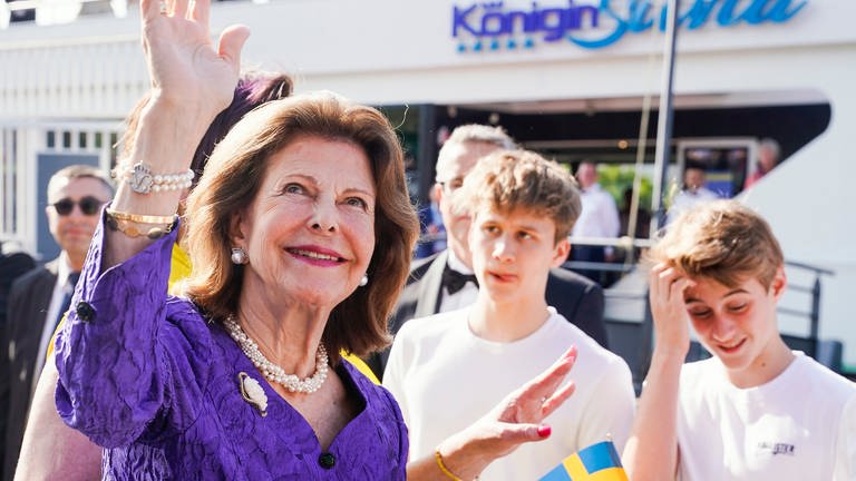 Königin Silvia von Schweden winkt vor dem Schiff der Weißen Flotte bei einer Benefizveranstaltung zugunsten der World Childhood Foundation (Foto: dpa Bildfunk, Picture Alliance)