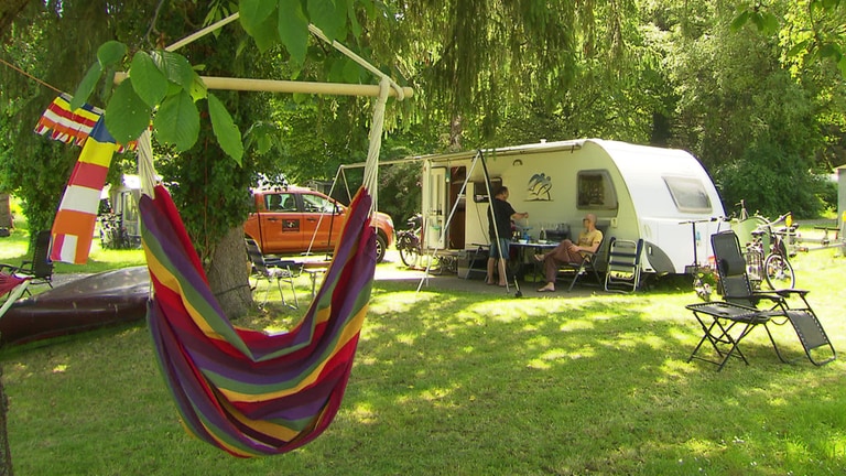 Camper mit Hängematte im Vordergrund (Foto: SWR)