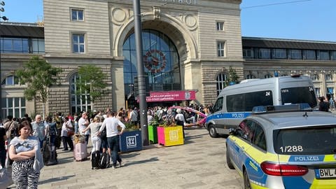 Fahrgäste stehen vor dem gesperrten Mannheimer Hauptbahnhof (Foto: SWR)