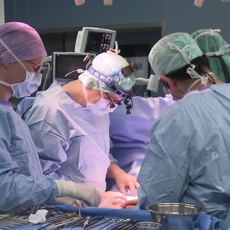 Chirurgen operieren an einem Kinderherz im OP