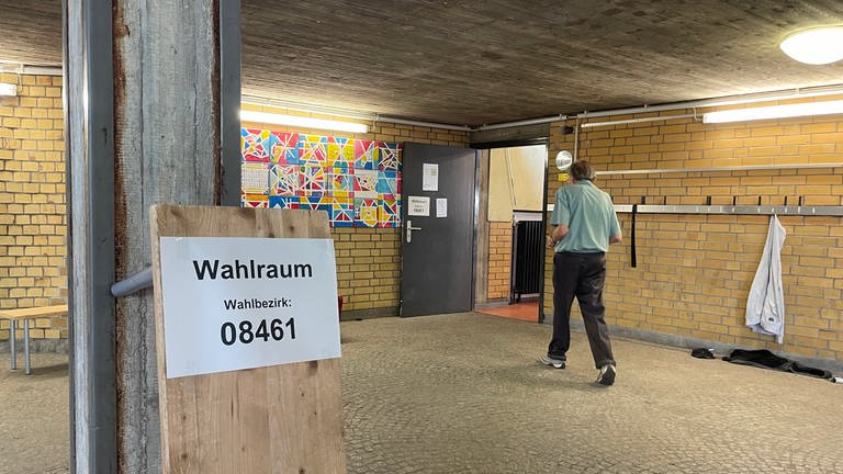 Wahllokal in der Friedrich-Ebert-Schule im Stadtteil Waldhof