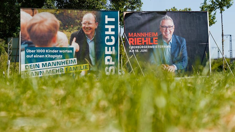 OB-Wahl in Mannheim: Wahlplakate von Christian Specht (CDU) und Thorsten Riehle (SPD)  (Foto: picture-alliance / Reportdienste, Uwe Anspach)