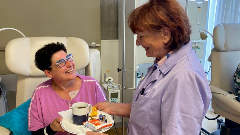 Ursula Costa verwöhnt "ihre" Patienten mit Kaffee und Keksen