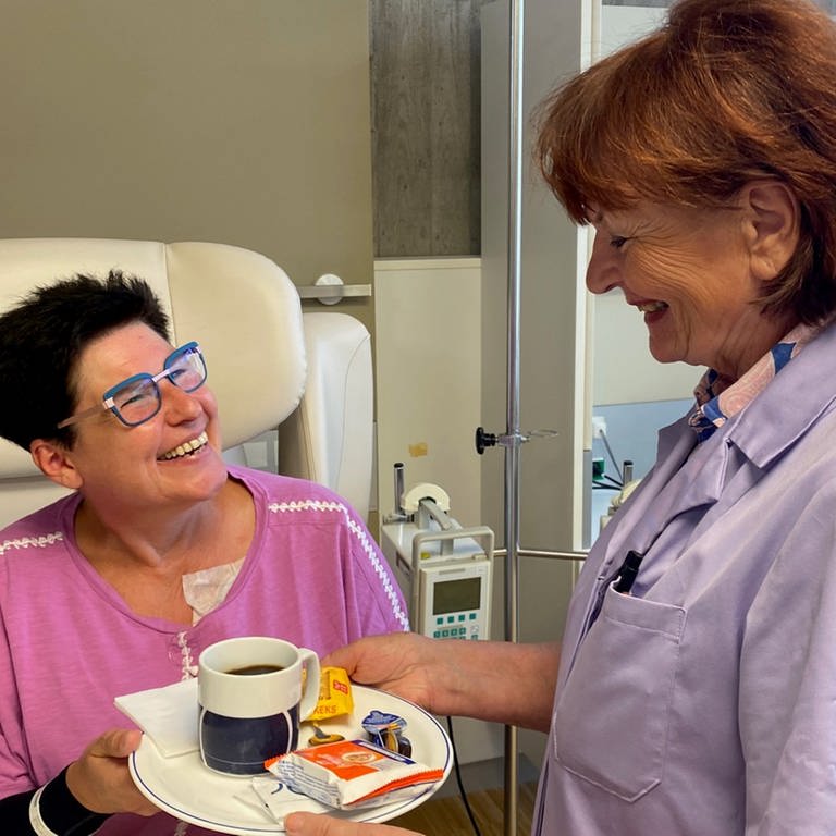 Ursula Costa verwöhnt "ihre" Patienten mit Kaffee und Keksen (Foto: SWR)