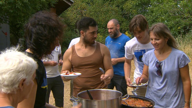 Ukrainer kochen für Afghanen in Ladenburg
