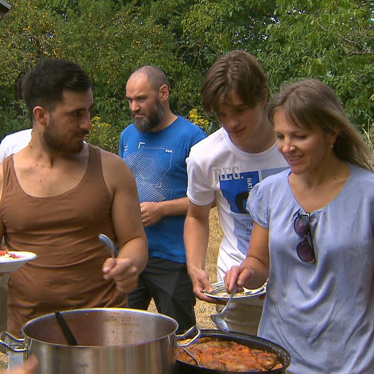 Ukrainer kochen für Afghanen in Ladenburg