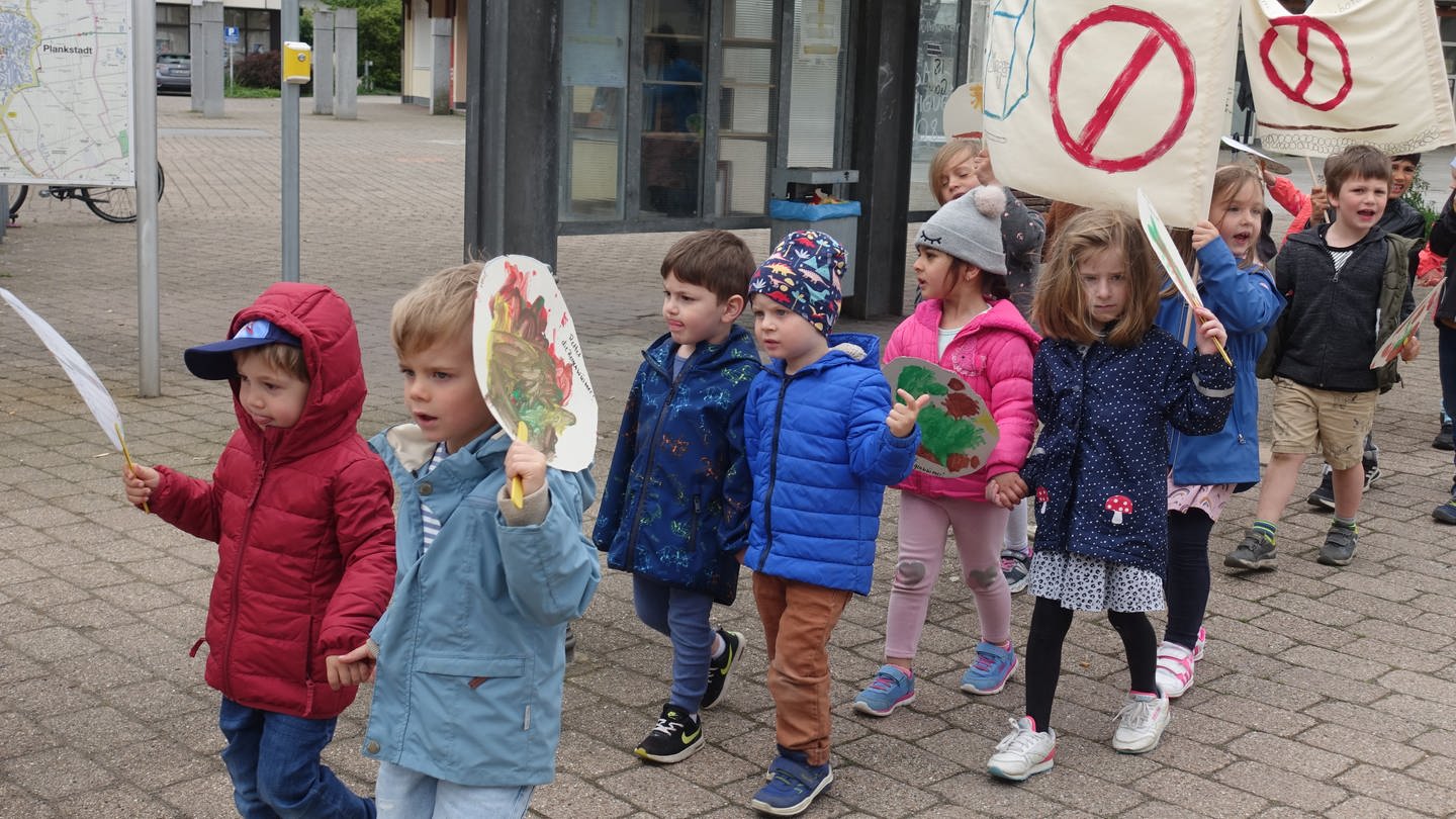 Der Kindergarten St. Nikolaus in Plankstadt hat für seine Regenwurm-Demo einen Preis des NABU bekommen. (Foto: Gabriele Heck / Kindergarten St. Nikolaus Plankstadt)