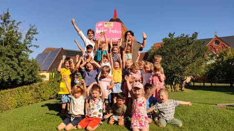Der Kindergarten St. Nikolaus in Plankstadt hat für seine Regenwurm-Demo einen Preis gewonnen.  (Foto: Gabriele Heck / Kindergarten St. Nikolaus Plankstadt)