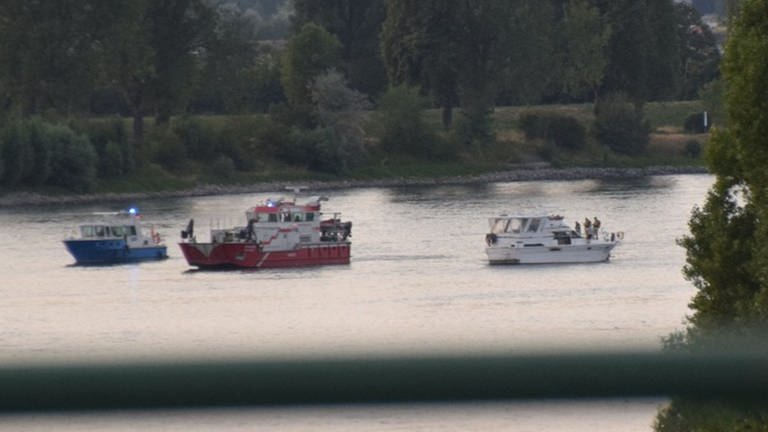 Brand im Motorraum einer Jacht auf dem Rhein bei Mannheim 
