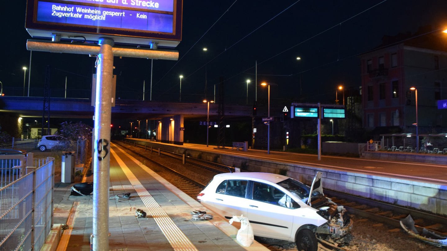 Ein PKW istbei einem Unfall in Weinheim (Rhein-Neckar-Kreis) im Gleisbett der Bahn gelandet. (Foto: dpa Bildfunk, picture alliance/dpa/PR-Video | René Priebe)