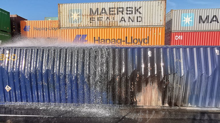 Beschädigter Container in Mannheimer Hafen