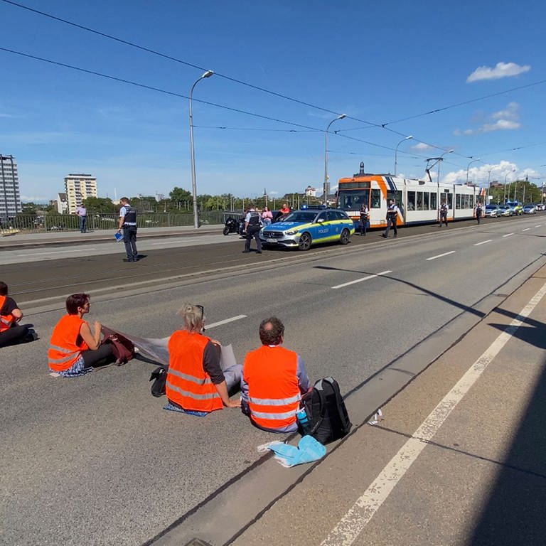 Klima-Aktivisten kleben sich an der Konrad-Adenauer-Brücke fest und blockieren den Verkehr