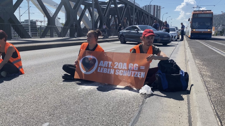Klimaschutz-Aktivisten auf Konrad-Adenauer-Brücke zwischen Mannheim und Ludwigshafen