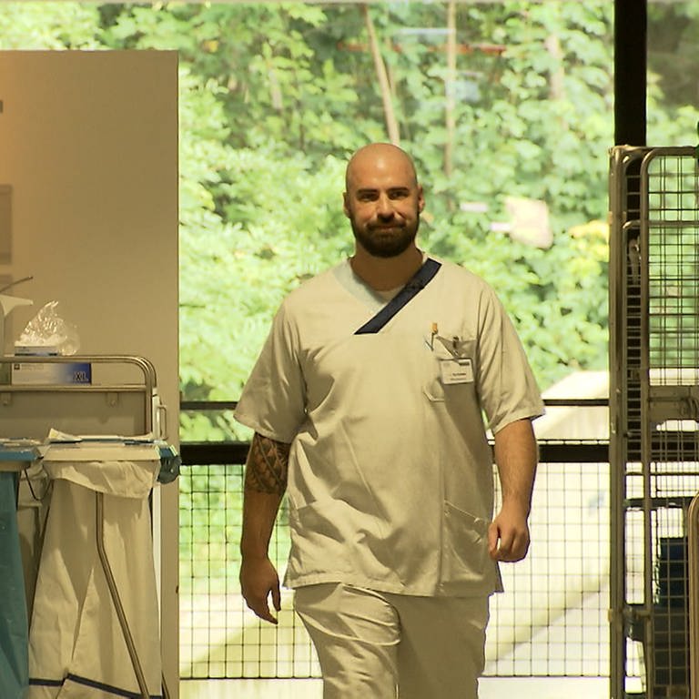 Pfleger Timo Strianese rappt für seinen Beruf (Foto: SWR)