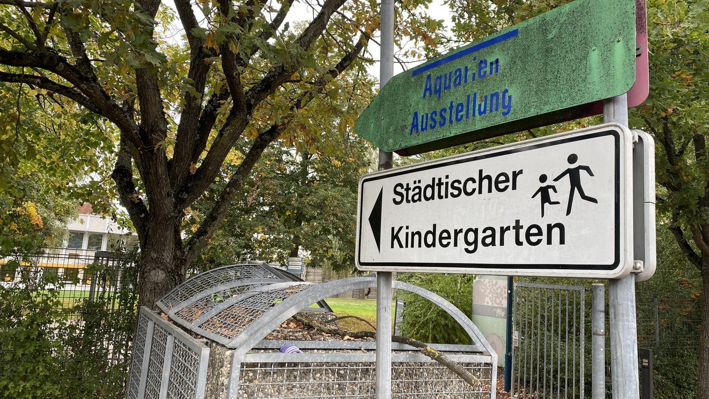 Hinweisschild zum städtischen Park-Kindergarten in Hockenheim (Foto: SWR)