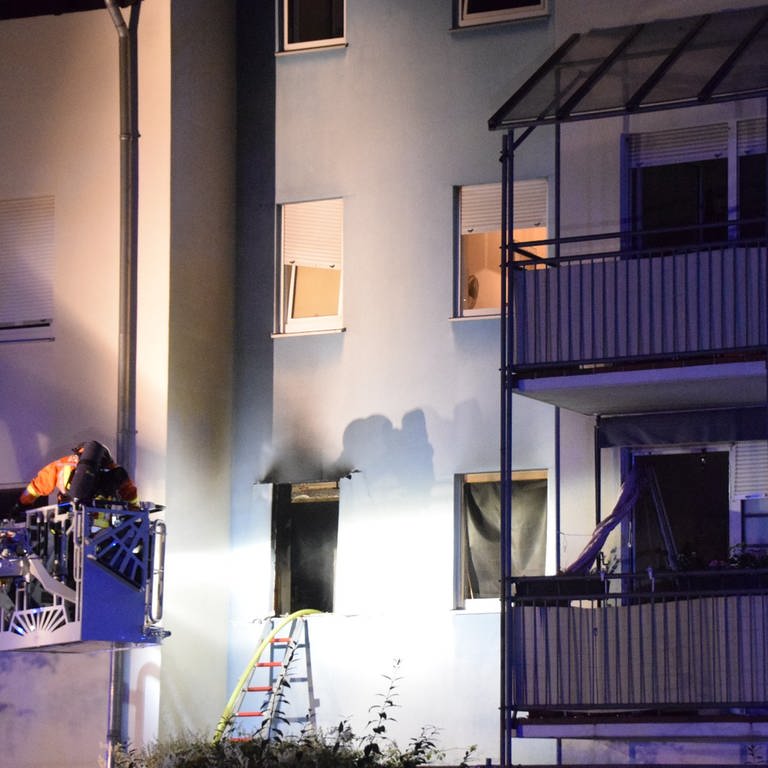 Feuerwehr löscht Zimmerbrand in Dossenheim nach Explosion