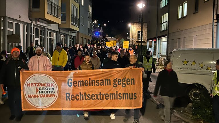 Rund 300 Menschen protestieren gegen den AfD-Bürgerdialog in Osterburken (Foto: SWR)