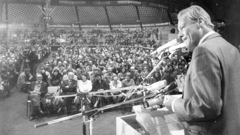 Willy Brandt am Rednerpult in der Multihalle im Mannheimer Herzogenriedpark