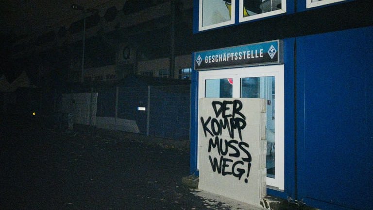 Mauer mit Aufschrift vor Geschäftsstelle des SV Waldhof Mannheim am Carl-Benz-Stadion (Foto: anonym (Foto aus Waldhof-Fan-Forum im Internet))