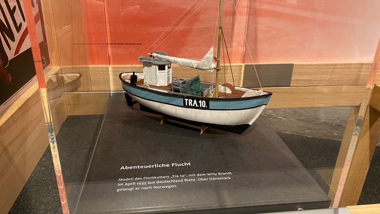 Modell eines Fischkutters in einer Vitrine in Ausstellung zu Willy Brandt in Mannheim