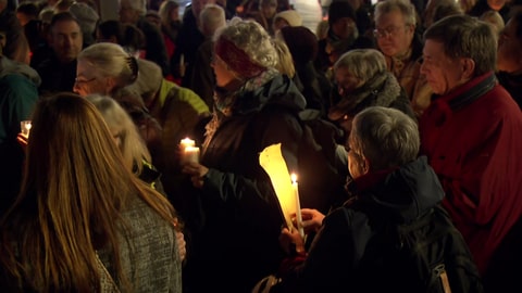 Menschen mit Kerzen bei einem Friedensgebet auf dem Mannheimer Paradeplatz (Foto: SWR)