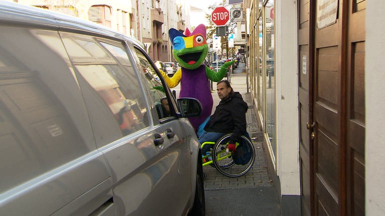 PKW parkt auf Gehweg, ein Durchkommen für Menschen mit Rollstuhl ist unmöglich.