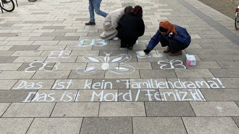 Catcalls of Mannheim, eine Aktivistinnen-Gruppe, kreidet sexuelle Belästigung auf der Straße an