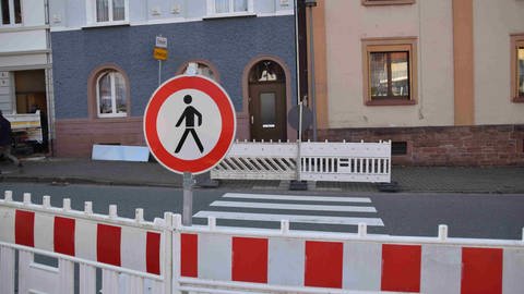 Ein Verkehrsschild "Verbot für Fußgänger" steht an einer Straßenabsperrung an einem Zebrastreifen. Ein Zebrastreifen sorgt in der Stadtverwaltung von Eberbach für Sorgen vor juristischen Konsequenzen. (Foto: dpa Bildfunk, picture alliance/dpa/Priebe/pr-video | Priebe/pr-video)