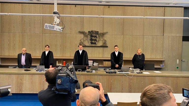 Der vorsitzende Richter, eine weitere Richterin und ein Richter sowie die beiden Schöffen haben sich zu Prozessbeginn erhoben.