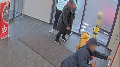 Zwei Betrüger an einem Geldautomaten mit ihrem Opfer (Foto: Sparkasse Rhein Neckar Nord)