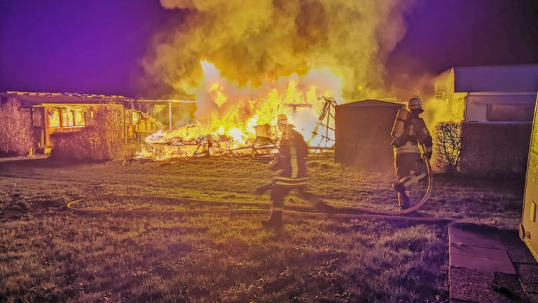 Flammen, Feuerwehrleute im Einsatz (Foto: Einsatzreport24)